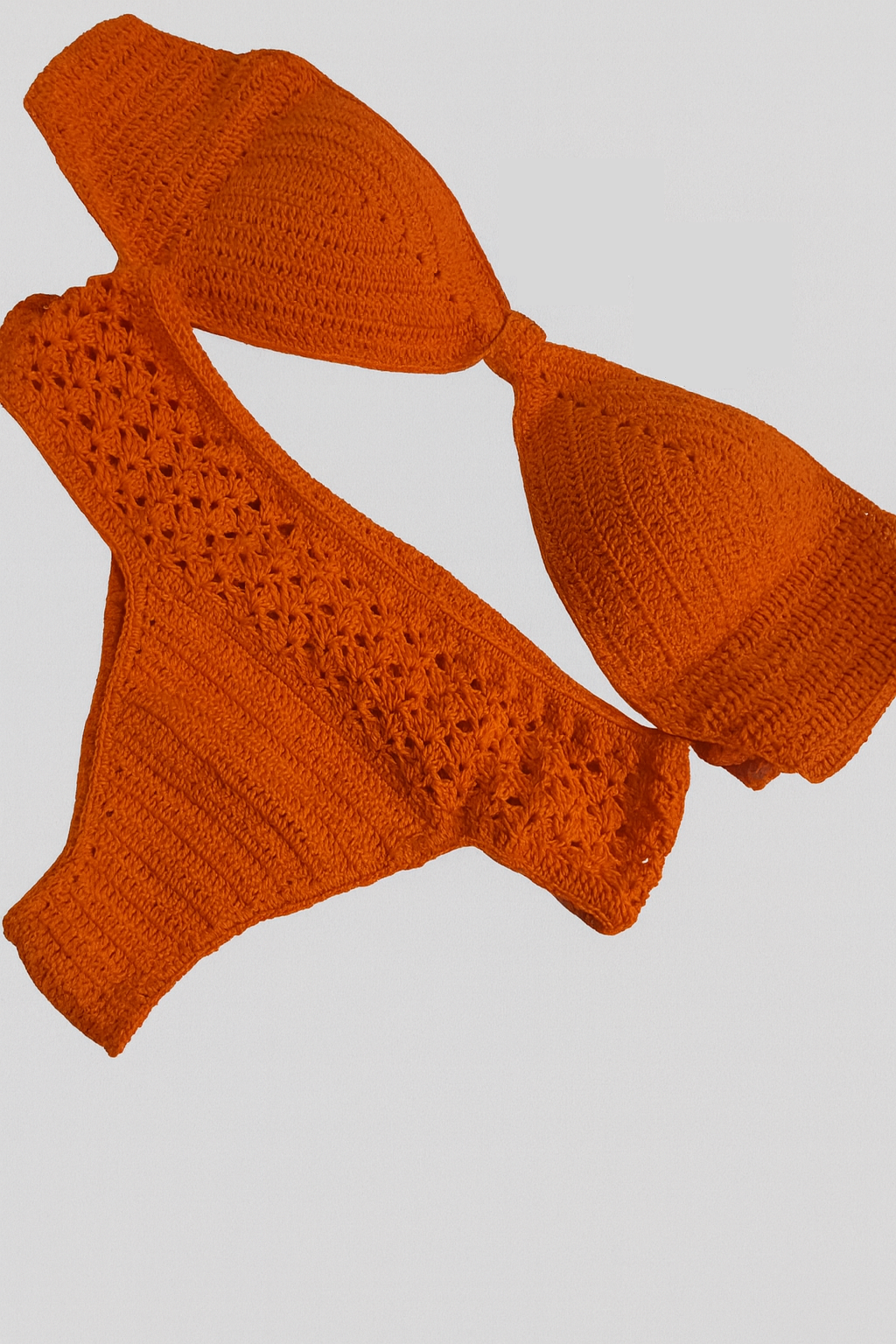 Biquini tomara que caia laranja em fundo branco