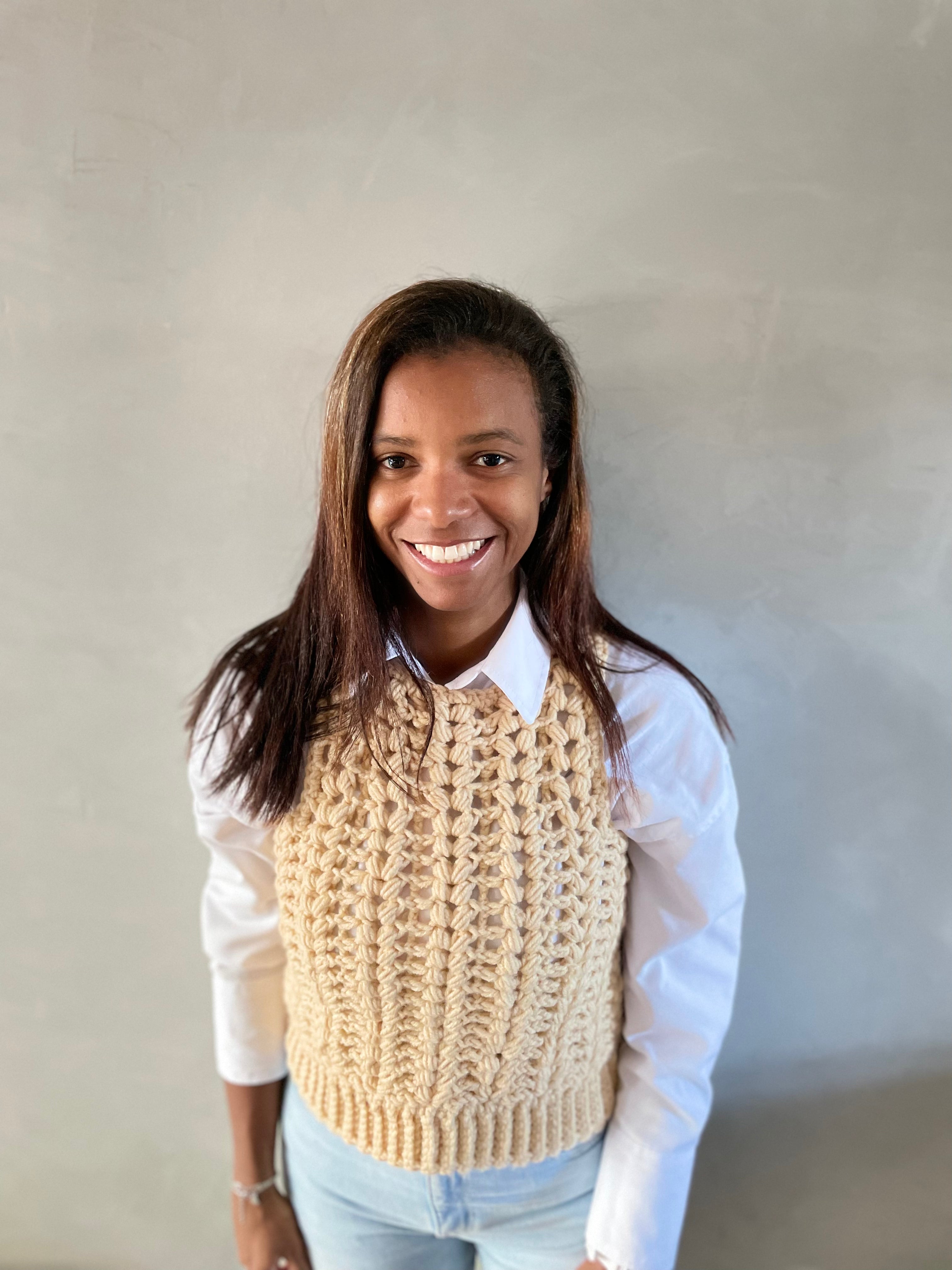 Colete de croche creme por cima de camisa social