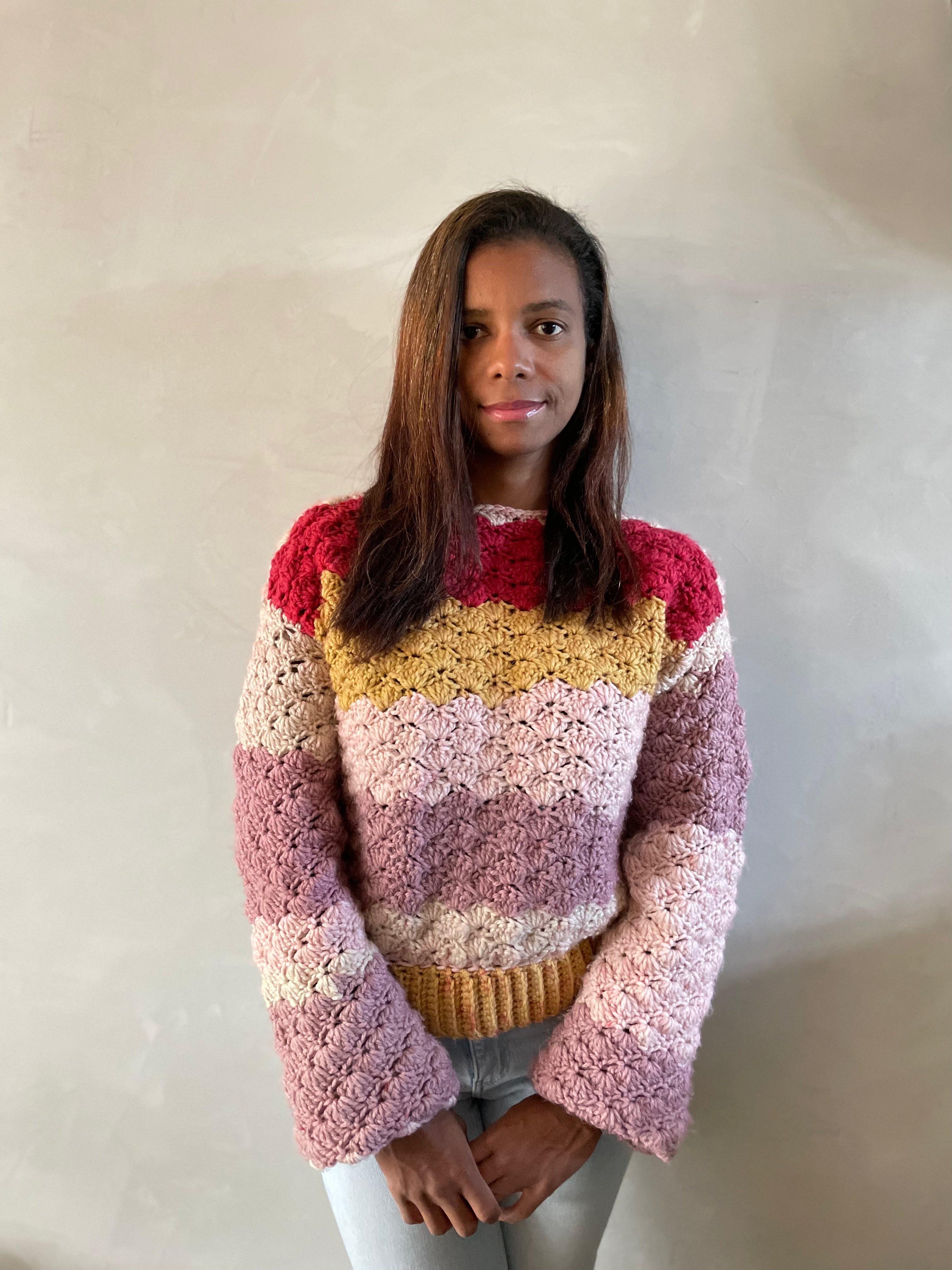 Sueter nas cores rosa, amarelo e vermelho