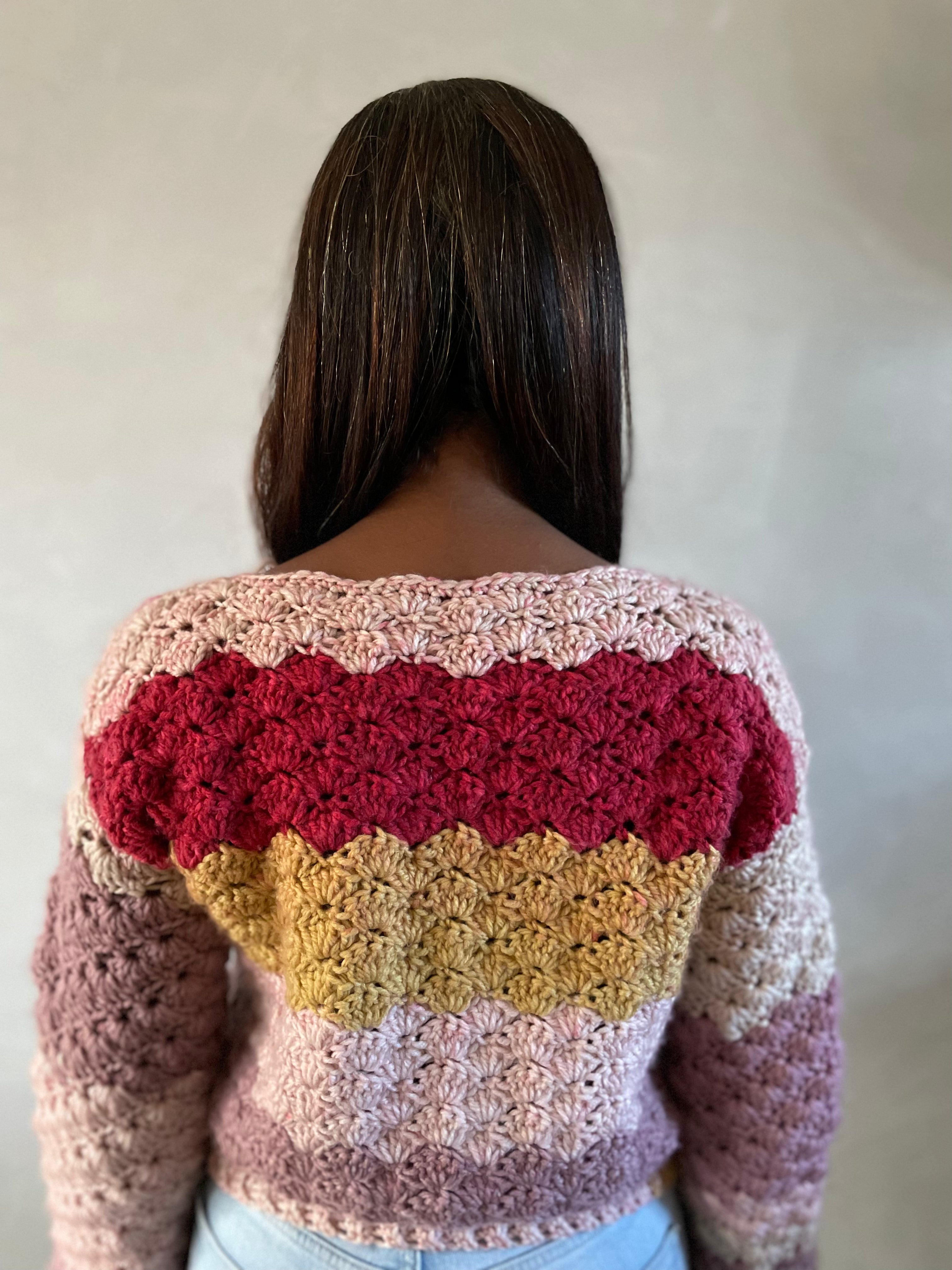 Sueter nas cores rosa, amarelo e vermelho