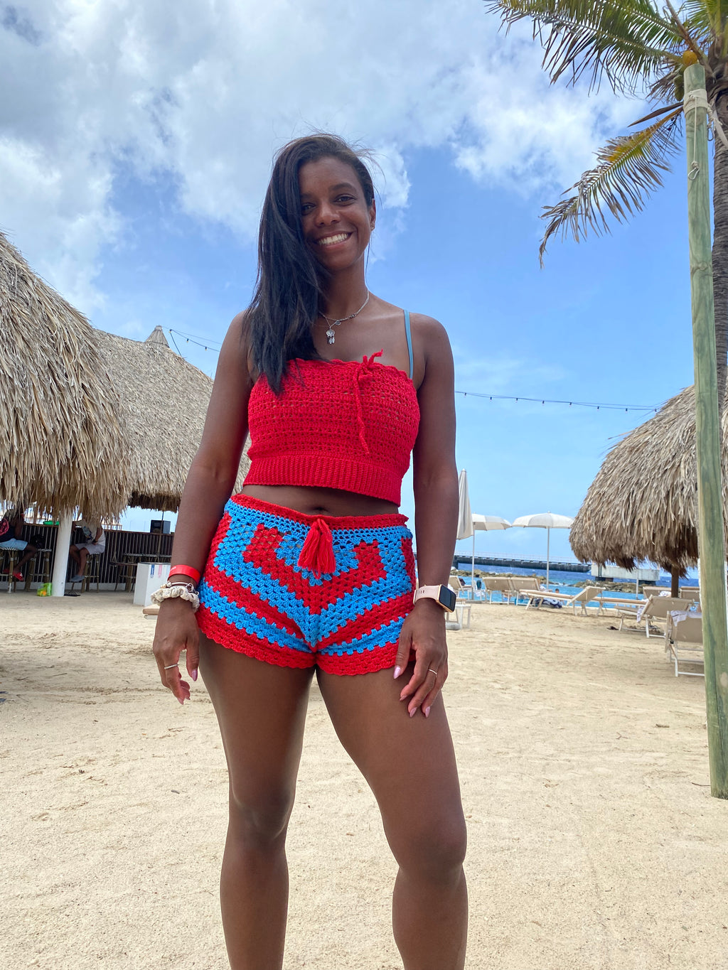 Mulher vestindo conjunto de praia feito de crochê 