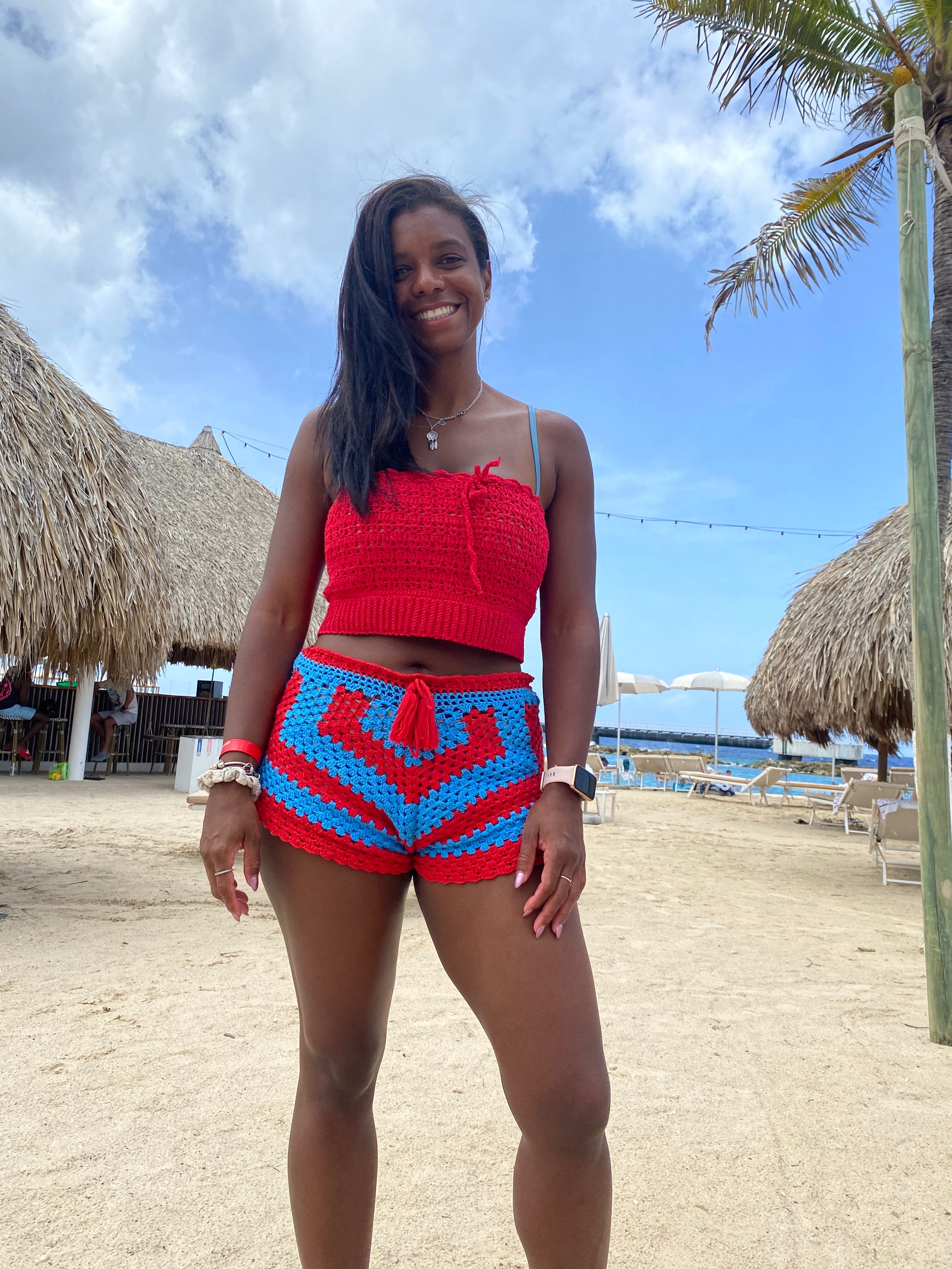 Mulher vestindo conjunto de praia feito de crochê 