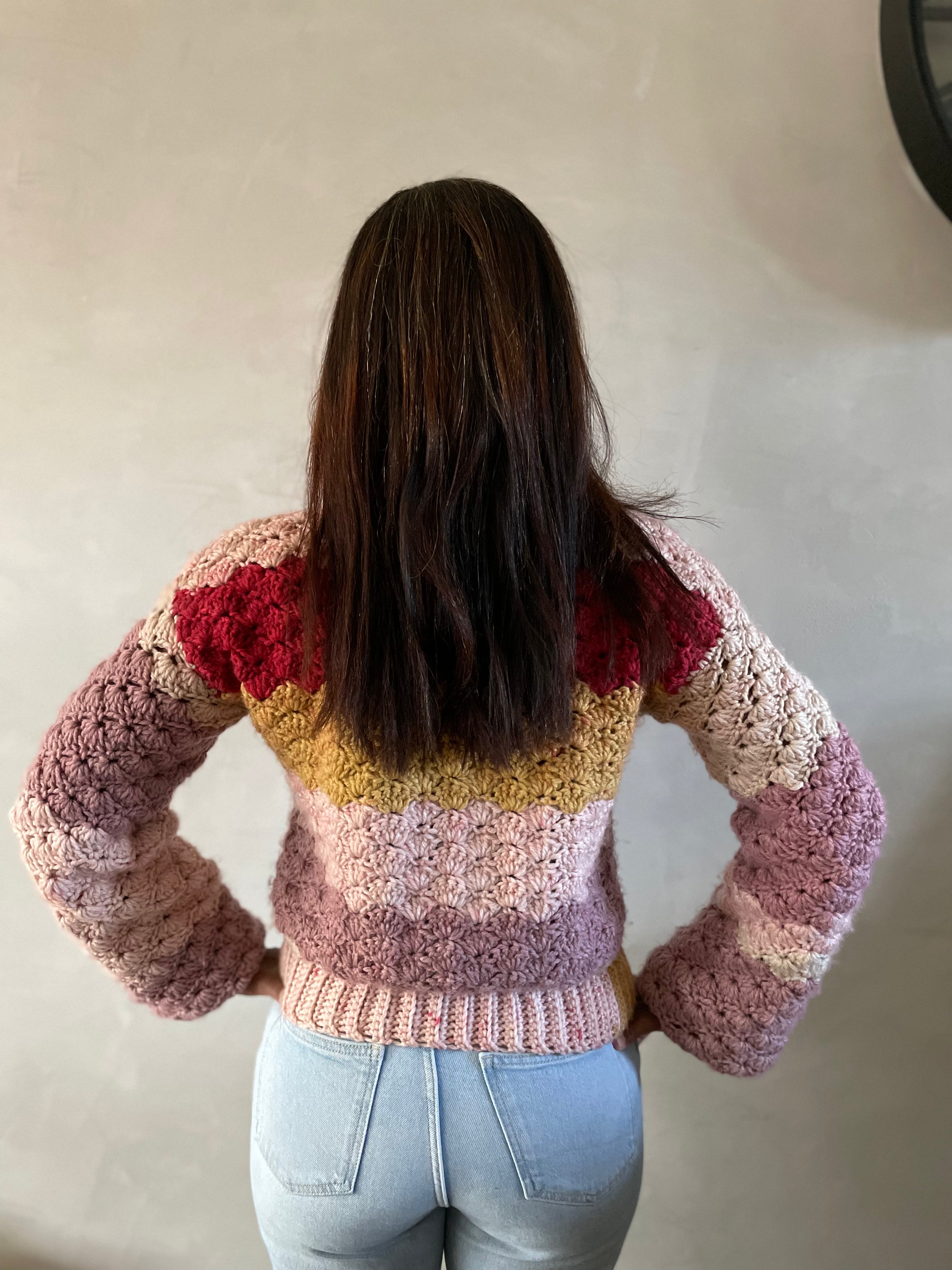 Sueter nas cores rosa, amarelo e vermelho (de costas)