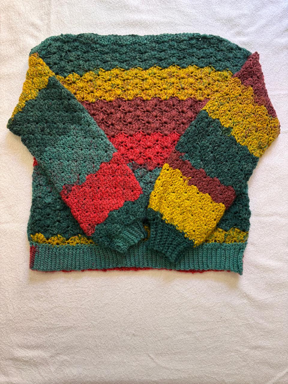 Sueter nas cores vermelho, amarelo e verde